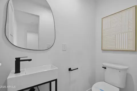 Bath - 3860 E Clarendon Ave, Phoenix, AZ 85018 photo 1 of 5