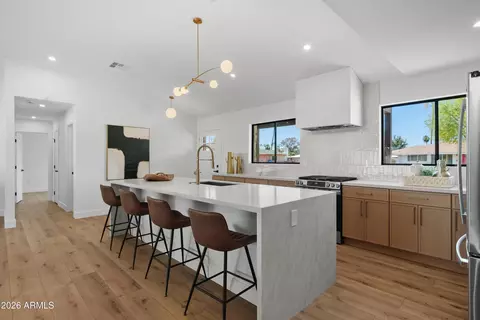 Kitchen - 3860 E Clarendon Ave, Phoenix, AZ 85018 photo 4 of 7