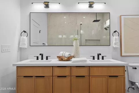 Bath - 3860 E Clarendon Ave, Phoenix, AZ 85018 photo 2 of 5