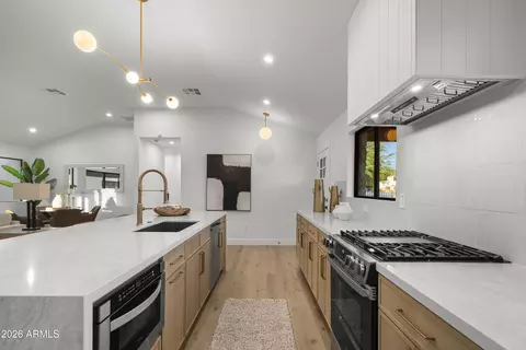 Kitchen - 3860 E Clarendon Ave, Phoenix, AZ 85018 photo 3 of 7