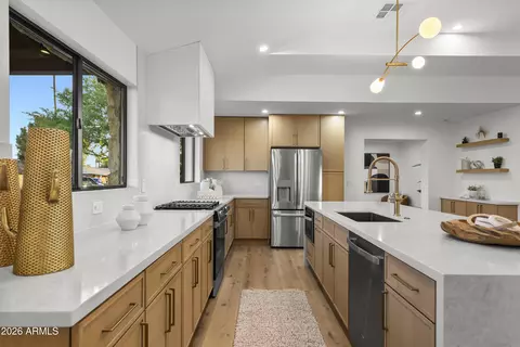Kitchen - 3860 E Clarendon Ave, Phoenix, AZ 85018 photo 6 of 7