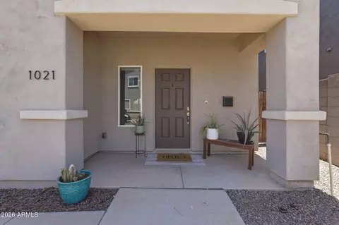Exterior - 1021 E Odeum Ln, Phoenix, AZ 85040 photo 4 of 9