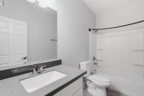 Bath - 1021 E Odeum Ln, Phoenix, AZ 85040 photo 2 of 2