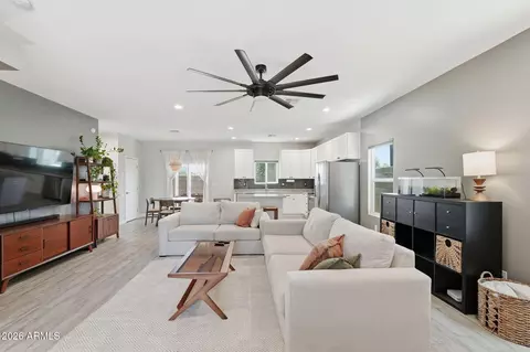 Living - 1021 E Odeum Ln, Phoenix, AZ 85040 photo 2 of 2