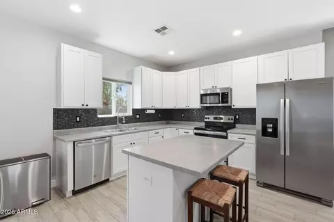Kitchen - 1021 E Odeum Ln, Phoenix, AZ 85040 photo 1 of 2