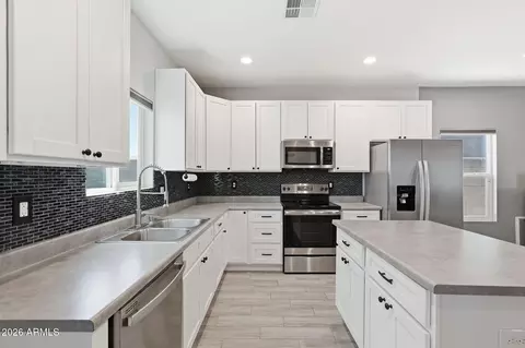 Kitchen - 1021 E Odeum Ln, Phoenix, AZ 85040 photo 2 of 2
