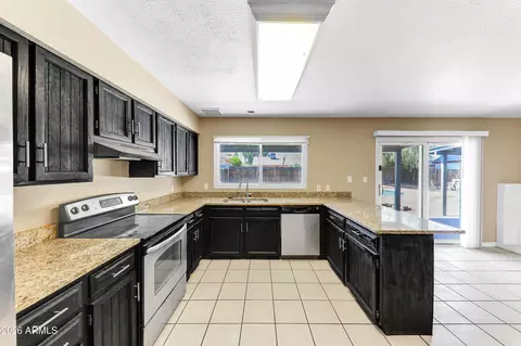 Kitchen - 4723 E Vineyard Rd, Phoenix, AZ 85042 photo 2 of 2