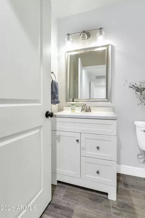 Bath - 5001 E Flower St, Phoenix, AZ 85018 photo 3 of 3