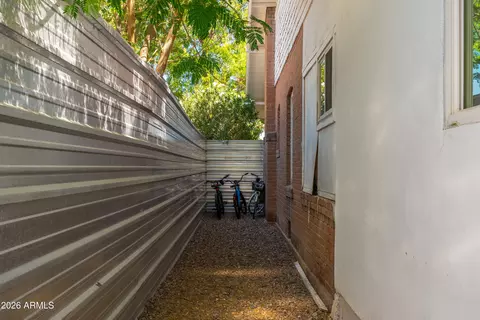 Exterior - 933 E Granada Rd, Phoenix, AZ 85006 photo 3 of 14