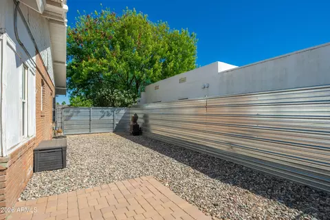 Exterior - 933 E Granada Rd, Phoenix, AZ 85006 photo 11 of 14