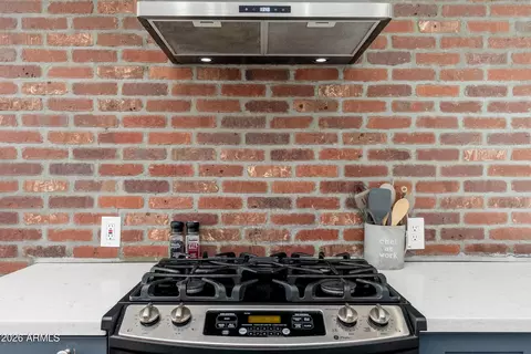 Kitchen - 933 E Granada Rd, Phoenix, AZ 85006 photo 4 of 5