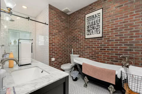 Bath - 933 E Granada Rd, Phoenix, AZ 85006 photo 1 of 6