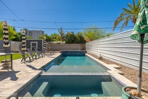 Exterior - 933 E Granada Rd, Phoenix, AZ 85006 photo 5 of 14
