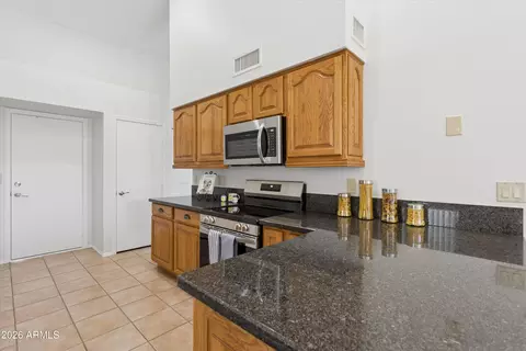 Kitchen - 2743 E Cathedral Rock Dr, Phoenix, AZ 85048 photo 5 of 6