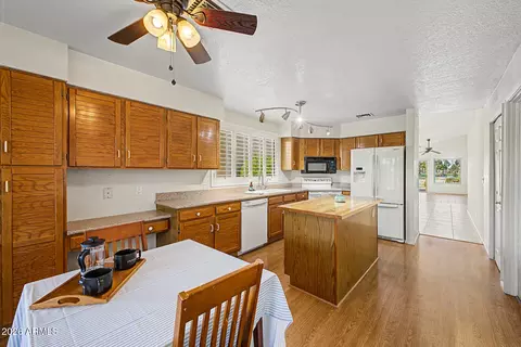 Kitchen - 4606 E Shomi St, Phoenix, AZ 85044 photo 2 of 3