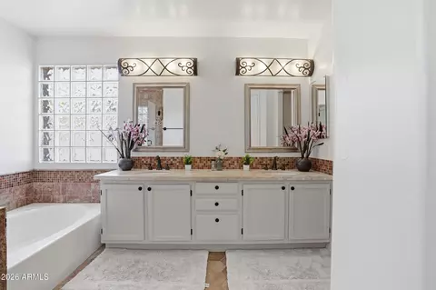 Bath - 4554 E Michelle Dr, Phoenix, AZ 85032 photo 2 of 4