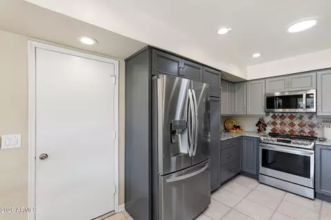 Kitchen - 2107 E Alameda Dr, Tempe, AZ 85282 photo 5 of 5