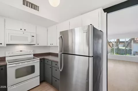 Kitchen - 1320 E Bethany Home Rd #52, Phoenix, AZ 85014 photo 3 of 6
