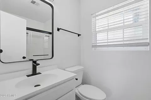 Bath - 1320 E Bethany Home Rd #52, Phoenix, AZ 85014 photo 2 of 3