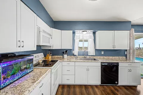 Kitchen - 5455 E Mining Camp St, Apache Junction, AZ 85119 photo 3 of 4