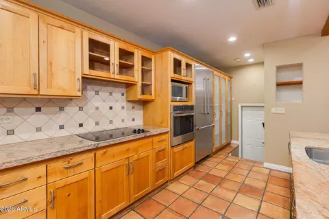 Kitchen - 6186 N 28th Pl, Phoenix, AZ 85016 photo 2 of 3