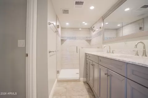 Bath - 1008 E Citrus Way, Phoenix, AZ 85014 photo 2 of 4