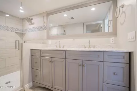 Bath - 1008 E Citrus Way, Phoenix, AZ 85014 photo 3 of 4