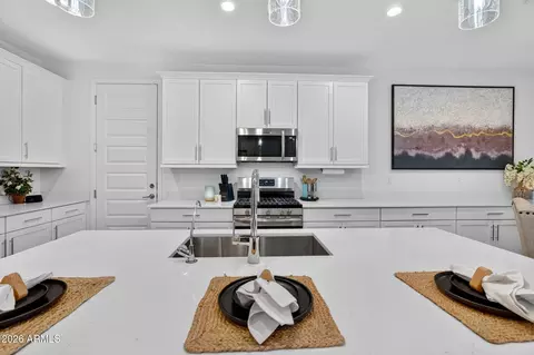 Kitchen - 655 S Longspur Ln, Gilbert, AZ 85296 photo 2 of 6