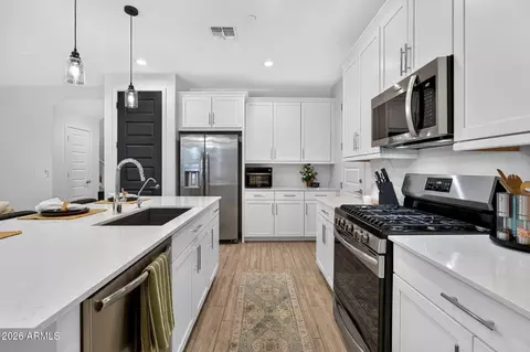 Kitchen - 655 S Longspur Ln, Gilbert, AZ 85296 photo 4 of 6