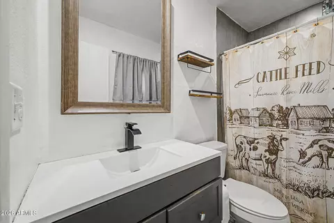 Bath - 8137 W Montecito Ave, Phoenix, AZ 85033 photo 2 of 2