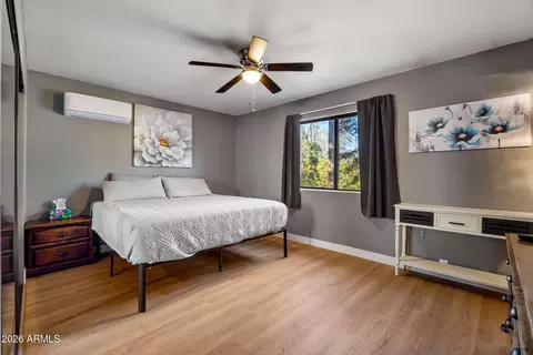 Bedroom - 3307 Pine Cone Dr, Overgaard, AZ 85933 photo 6 of 7