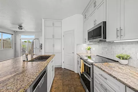 Kitchen - 1225 E Grenadine Rd, Phoenix, AZ 85040 photo 4 of 4