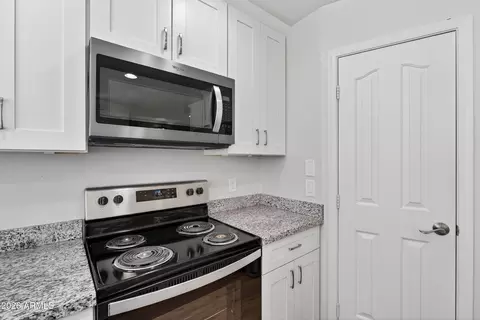 Kitchen - 1365 E Betsy Ln, Gilbert, AZ 85296 photo 6 of 7