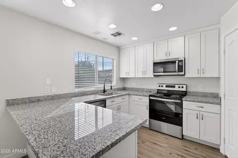 Kitchen - 1365 E Betsy Ln, Gilbert, AZ 85296 photo 4 of 7