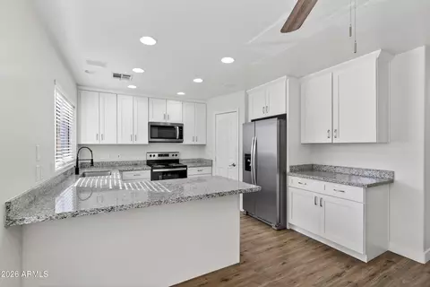 Kitchen - 1365 E Betsy Ln, Gilbert, AZ 85296 photo 3 of 7