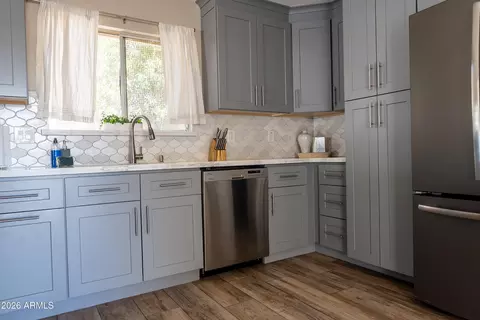 Kitchen - 4331 W Dailey St, Glendale, AZ 85306 photo 5 of 9