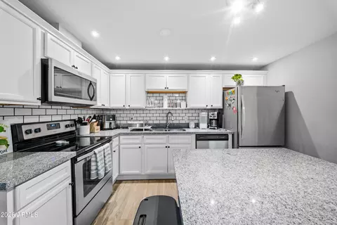 Kitchen - 3624 E Captain Dreyfus Ave, Phoenix, AZ 85032 photo 2 of 3