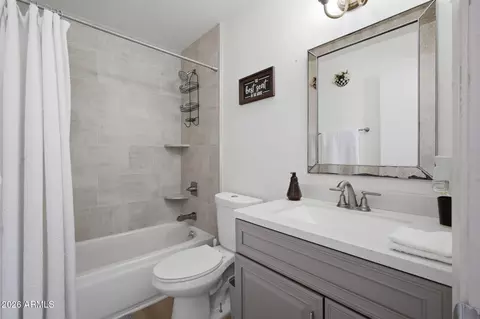Bath - 2329 E Concorda Dr, Tempe, AZ 85282 photo 2 of 3