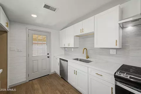 Kitchen - 6414 W Mitchell Dr, Phoenix, AZ 85033 photo 2 of 4