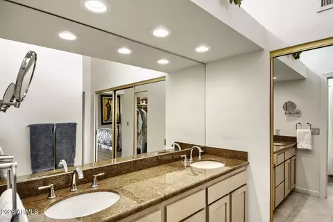 Bath - 3029 E Claremont Ave, Phoenix, AZ 85016 photo 1 of 3