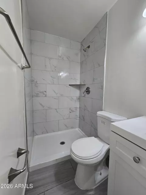 Bath - 3024 N 37th Dr, Phoenix, AZ 85019 photo 2 of 3