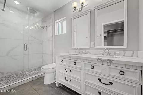 Bath - 1013 E Vermont Ave, Phoenix, AZ 85014 photo 1 of 2