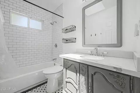 Bath - 1013 E Vermont Ave, Phoenix, AZ 85014 photo 2 of 2