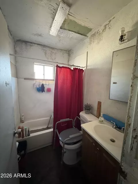 Bath - 1109 W Apache St, Phoenix, AZ 85007 photo 1 of 1
