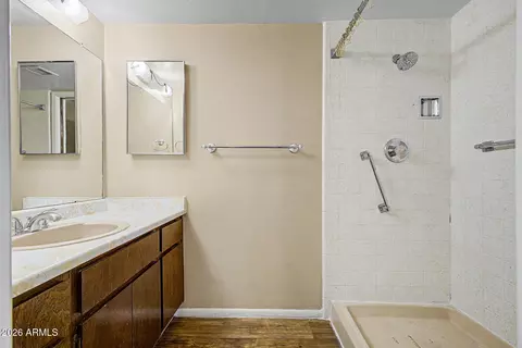 Bath - 2021 W Myrtle Ave, Phoenix, AZ 85021 photo 2 of 3