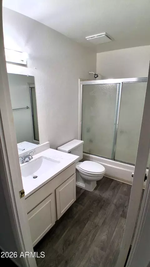 Bath - 1609 E Malibu Dr, Tempe, AZ 85282 photo 2 of 5