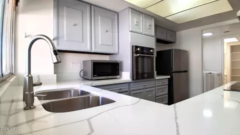 Kitchen - 1609 E Malibu Dr, Tempe, AZ 85282 photo 5 of 7