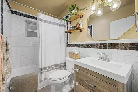 Bath - 4524 N 24th Pl, Phoenix, AZ 85016 photo 1 of 1