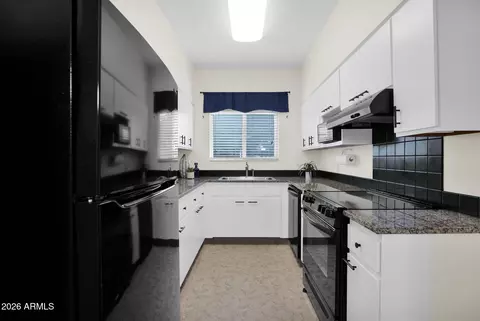 Kitchen - 1935 W Morten Ave #23, Phoenix, AZ 85021 photo 2 of 3