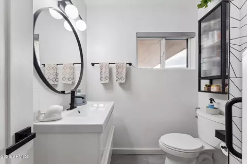 Bath - 2011 W Campbell Ave, Phoenix, AZ 85015 photo 1 of 4